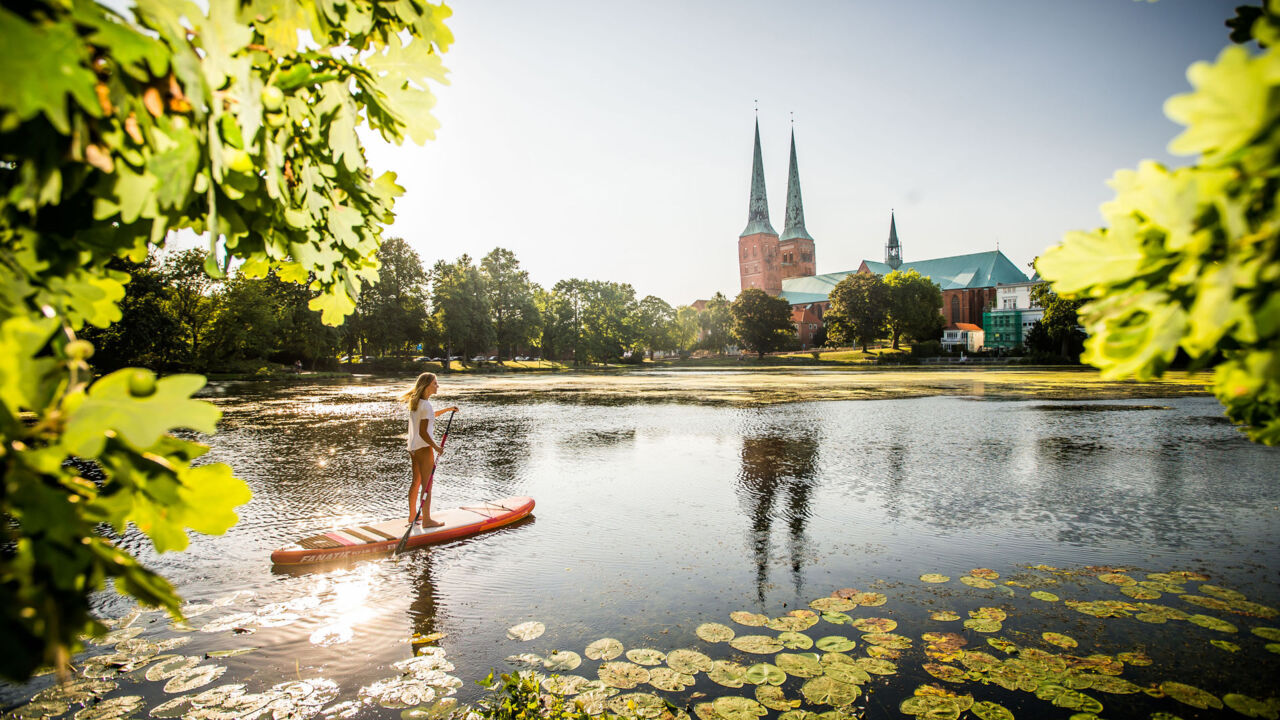 Mühlenteich in Lübeck, Marienkirche im Hintergrund