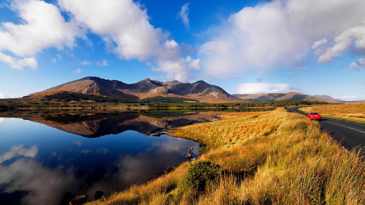Wasser- und Hügellandschaften im Connemara Nationalpark