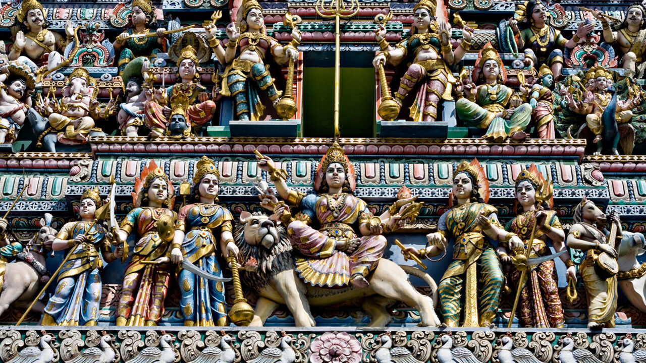 Bunte Tempel zieren das Viertel Little India in Singapur