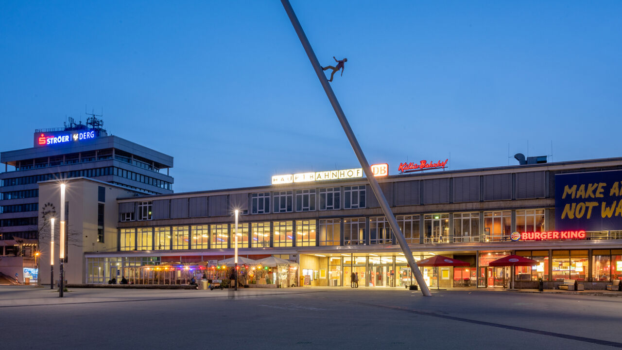 Kasseler Kulturbahnhof, Jonathan Borofskys „Man Walking To The Sky“ im Vordergrund
