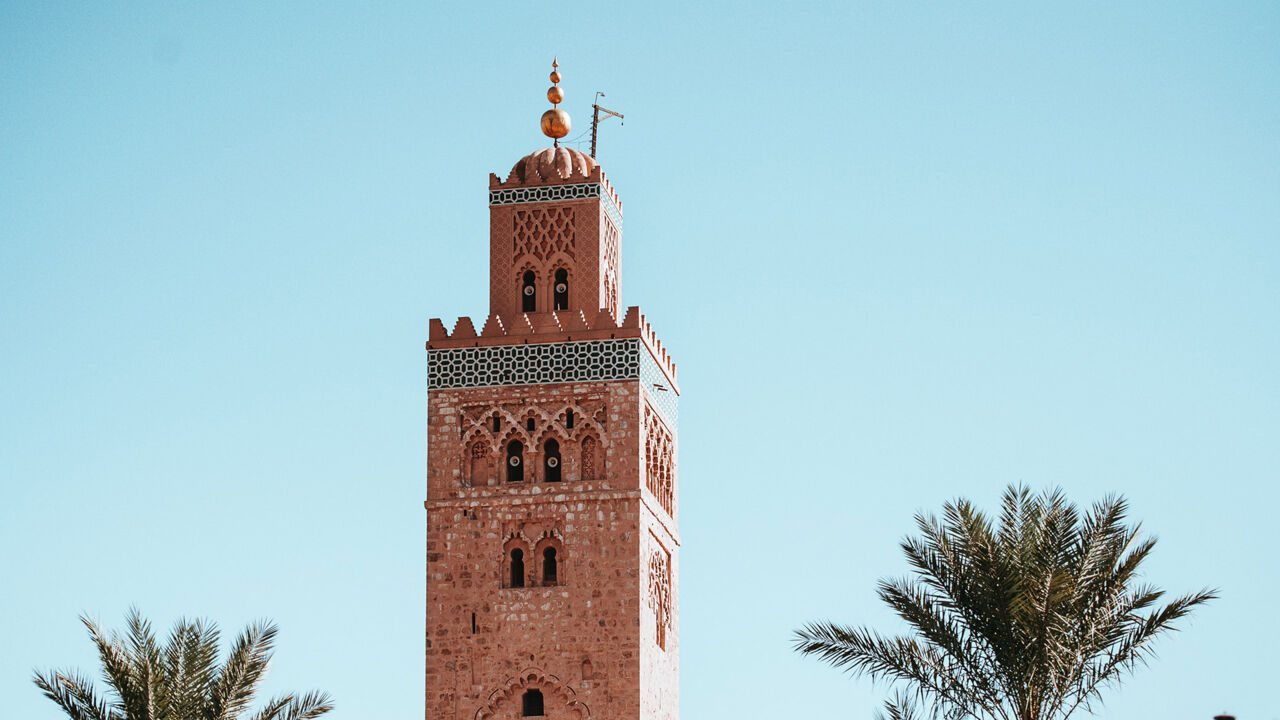 Das verzierte Minarett der Koutoubia Moschee