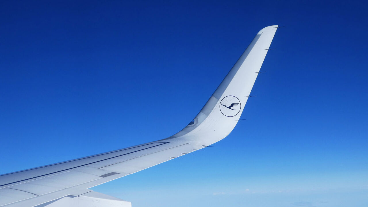 Flügel eines Lufthansa-Flugzeuges