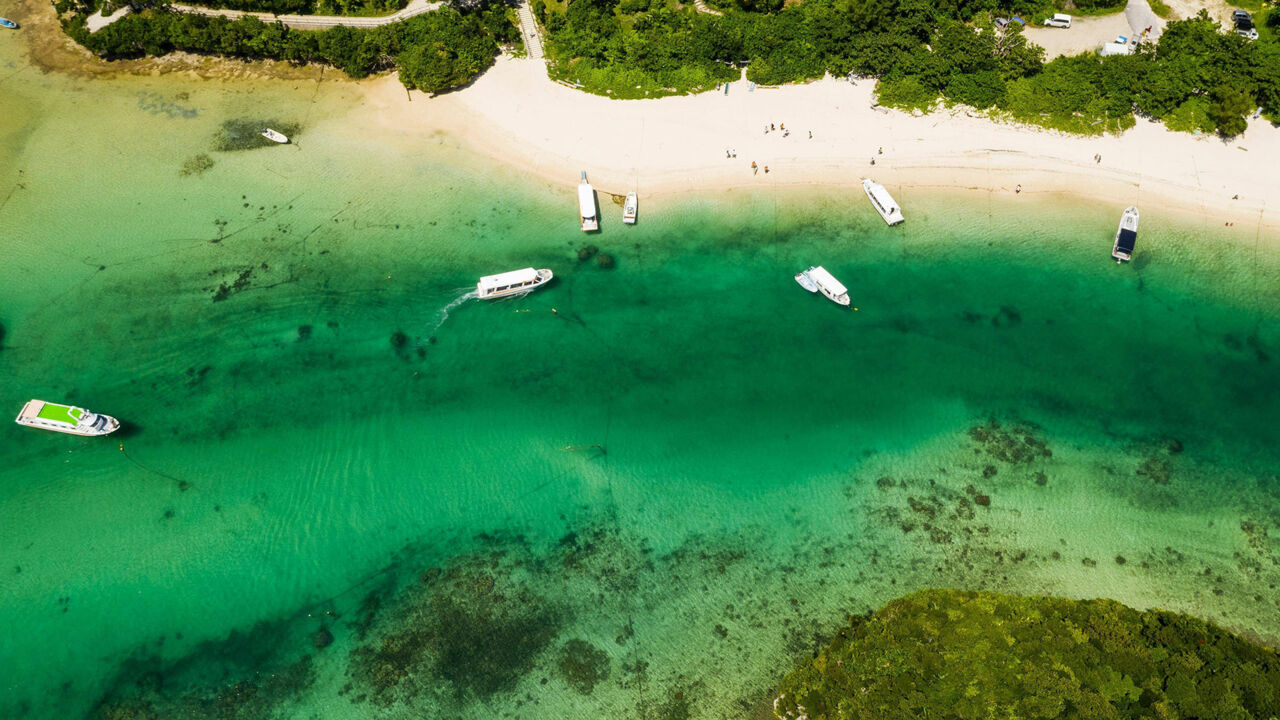 Boote in der Kabira Bay auf Ishigaki, Okinawa-Inseln