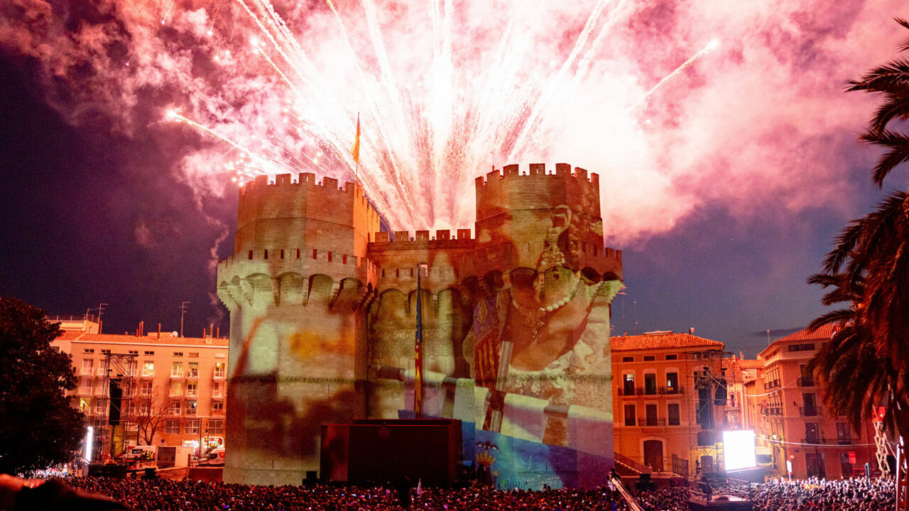 Feuerwerk über den Stadttoren von Valencia