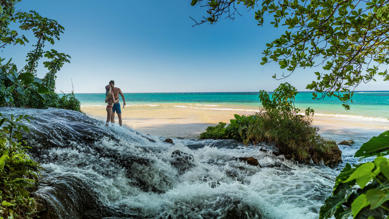 Strand und Wasserfälle, Jamaika, Advertorial