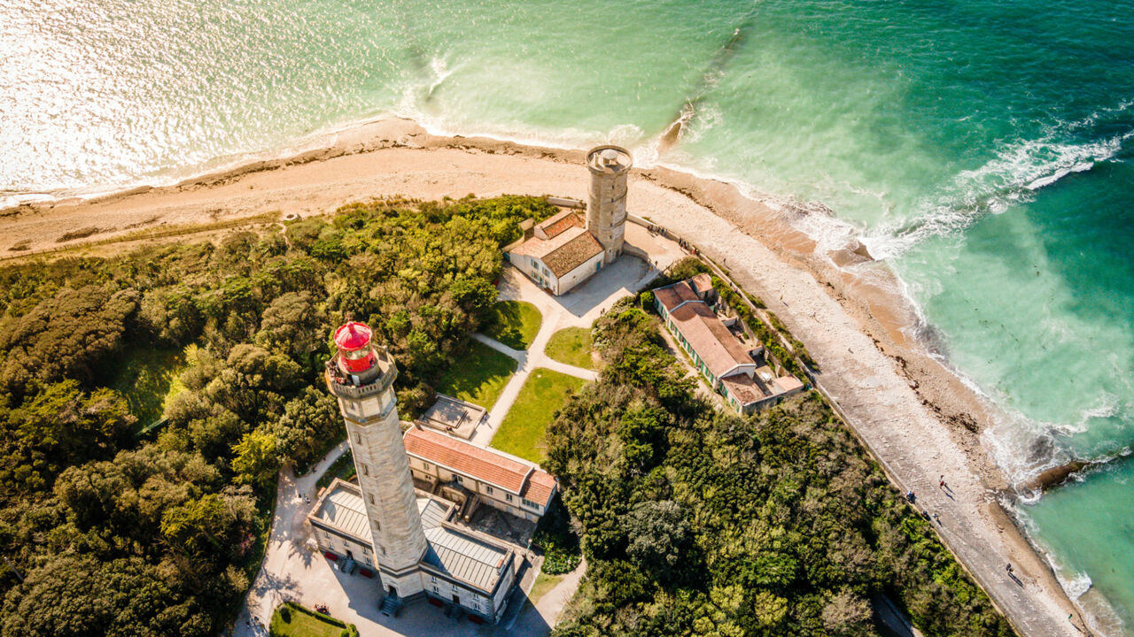 Drohnenaufnahme Phare des Baleines und der alte Leuchtturm