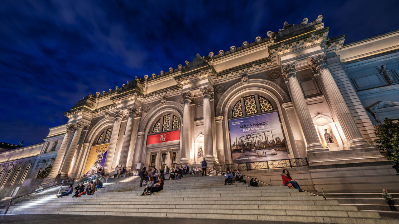 Met, Metropolitan Museum of Art bei Nacht, beleuchtet