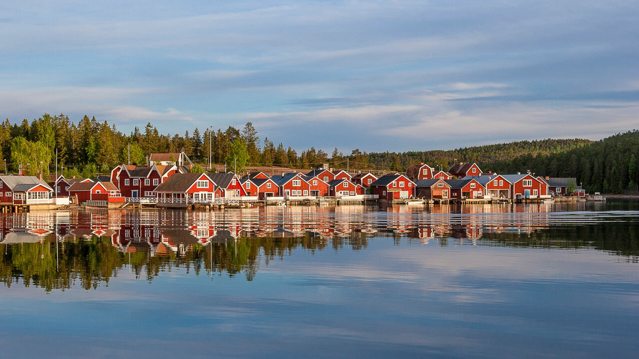 Höga Kusten in Schweden, rote Holzhäuser am Ufer