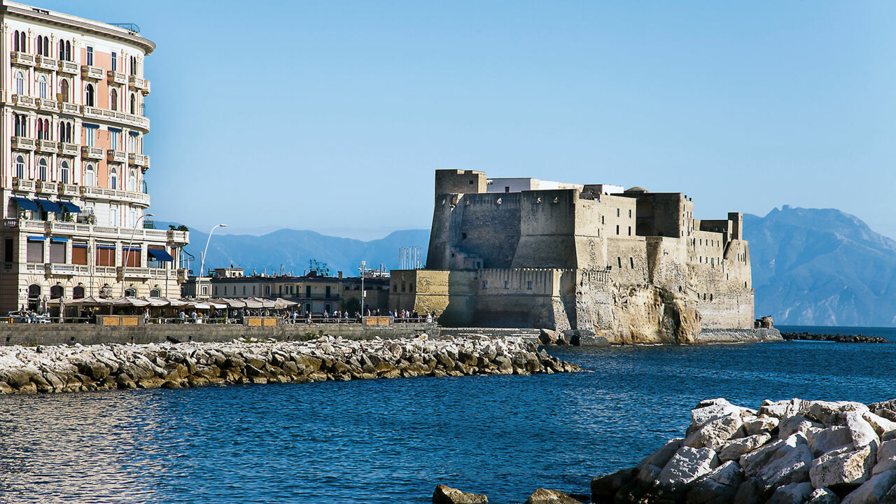 Die Festung Castel Dell'Ovo liegt direkt am Meer