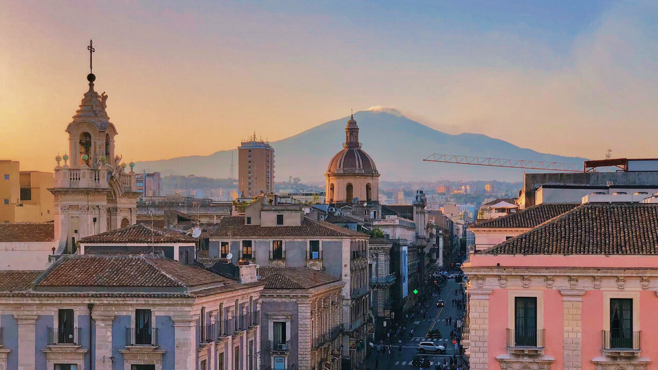 Blick auf die Altstadt von Catania und im Hintergrund der Gipfel des Ätna