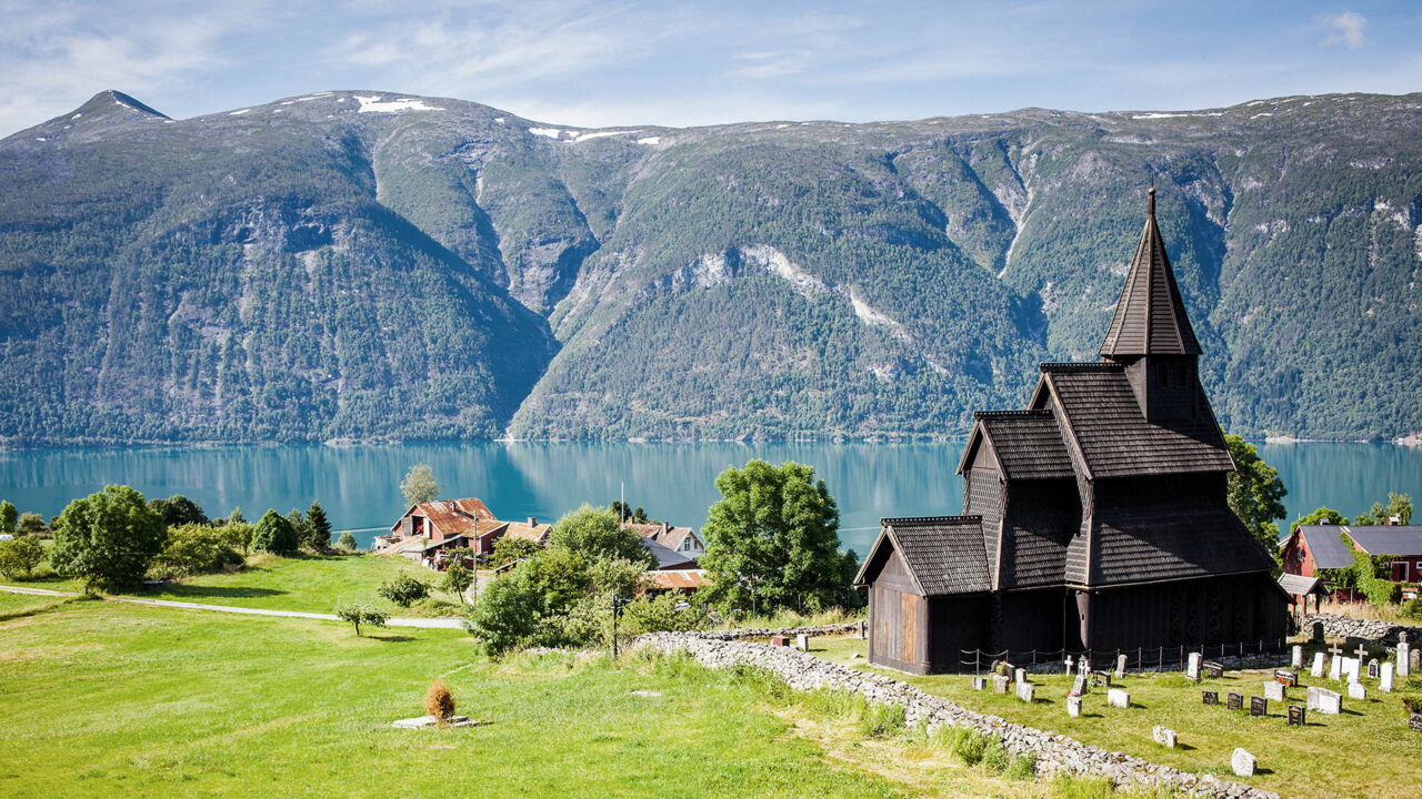 Blick auf die Stabkirche von Urnes im Sognefjord