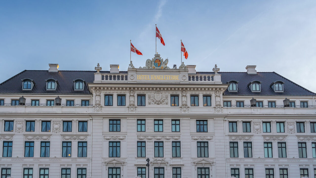 Blick auf die klassizistische Fassade des „Hotel d'Angleterre“