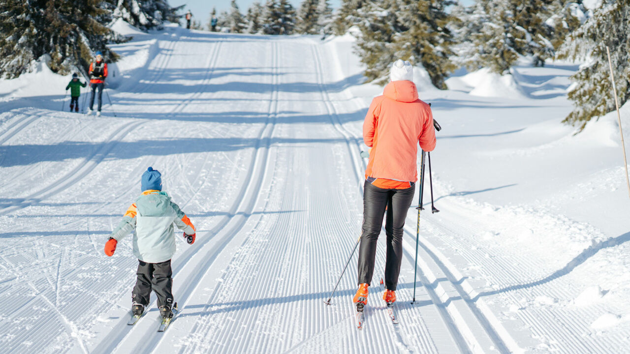 Skilangläufer:innen sind auf den Pisten von Lillehammer unterwegs.