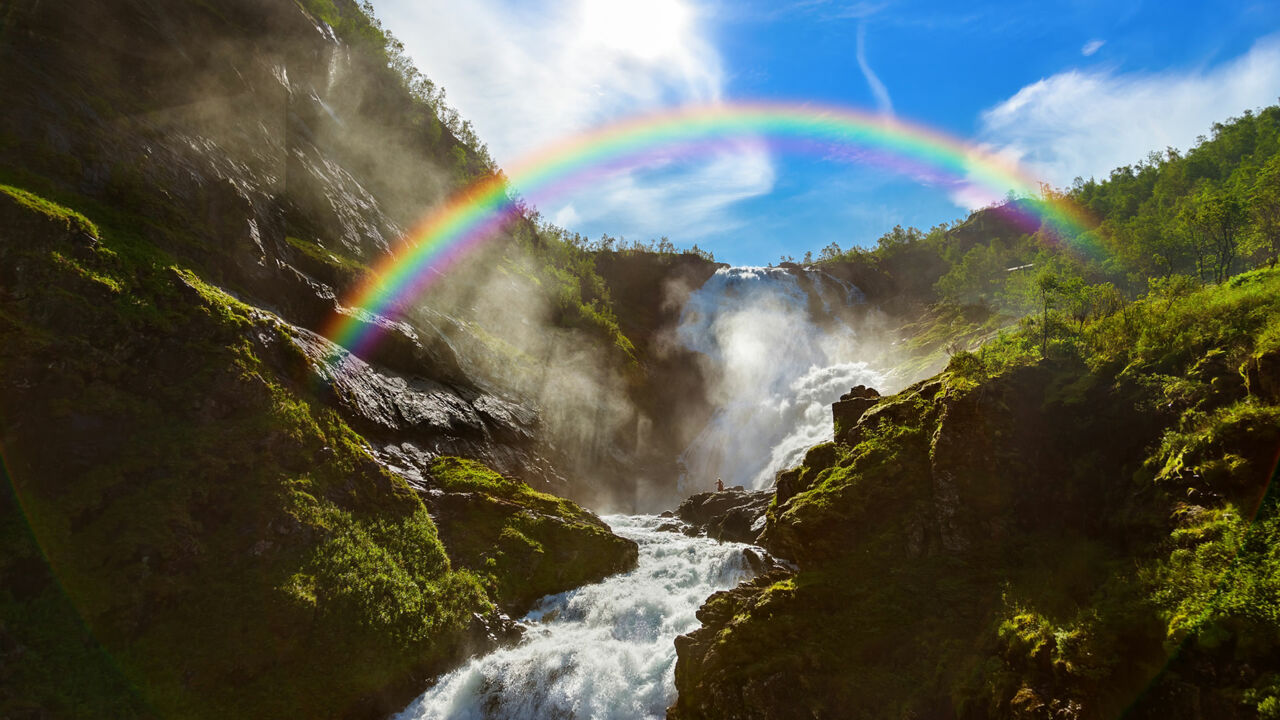 Kjosfossen, Wasserfall in Norwegen, mit Regenbogen