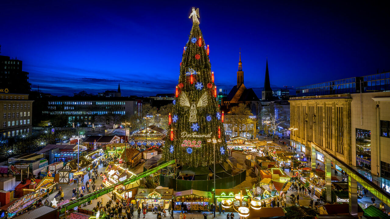 Der größte Weihnachtsbaum steht im Zentrum von Dortmund