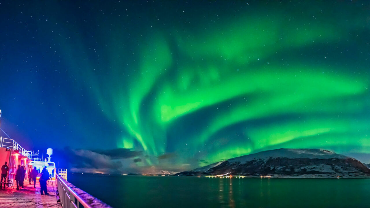 Schiff von Hurtigruten in Nordnorwegen, Polarlichter