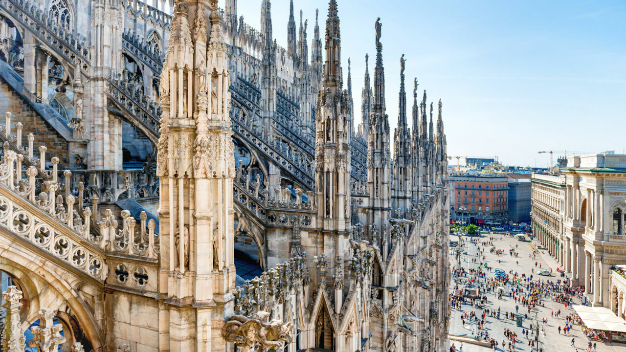 Blick vom Dach des Mailänder Doms auf die Piazza del Duomo