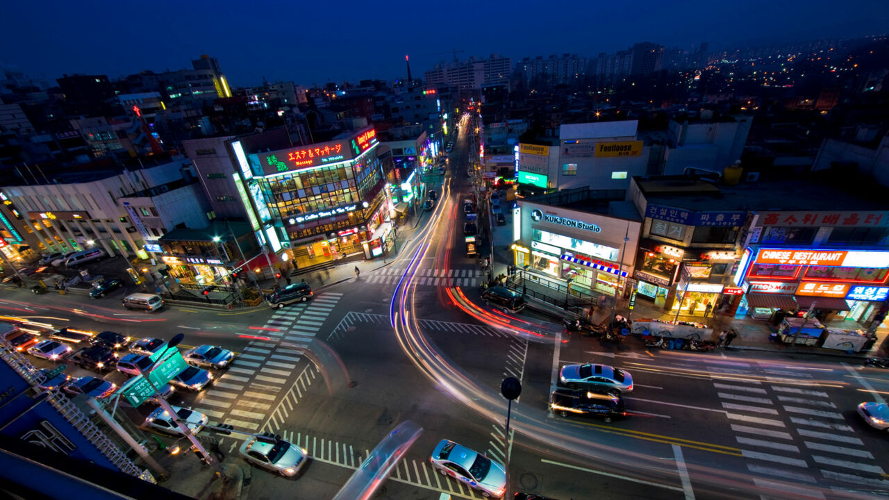 Eine belebte Kreuzung im Stadtteil Itaewon in Seoul