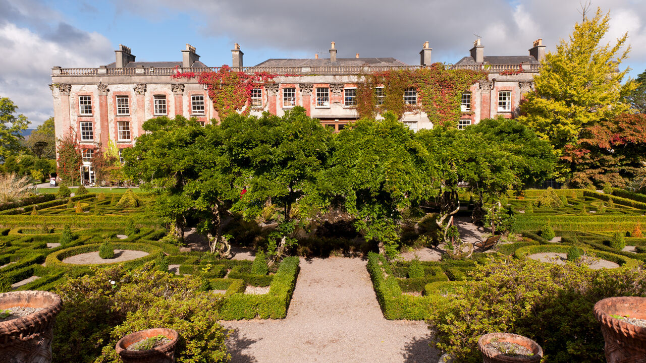 Blick auf den Labyrinthgarten von Bantry House