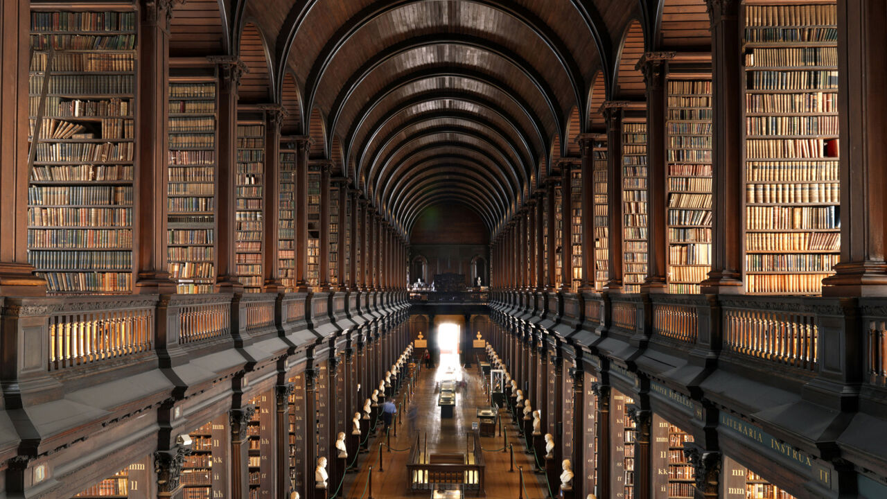 Tausende Bücher im Long Room der Trinity Library von Dublin