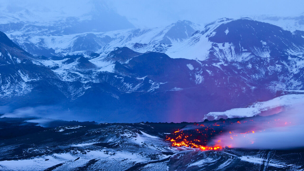 Lava dringt aus den Kraterhängen des Eyjafjallajökull.