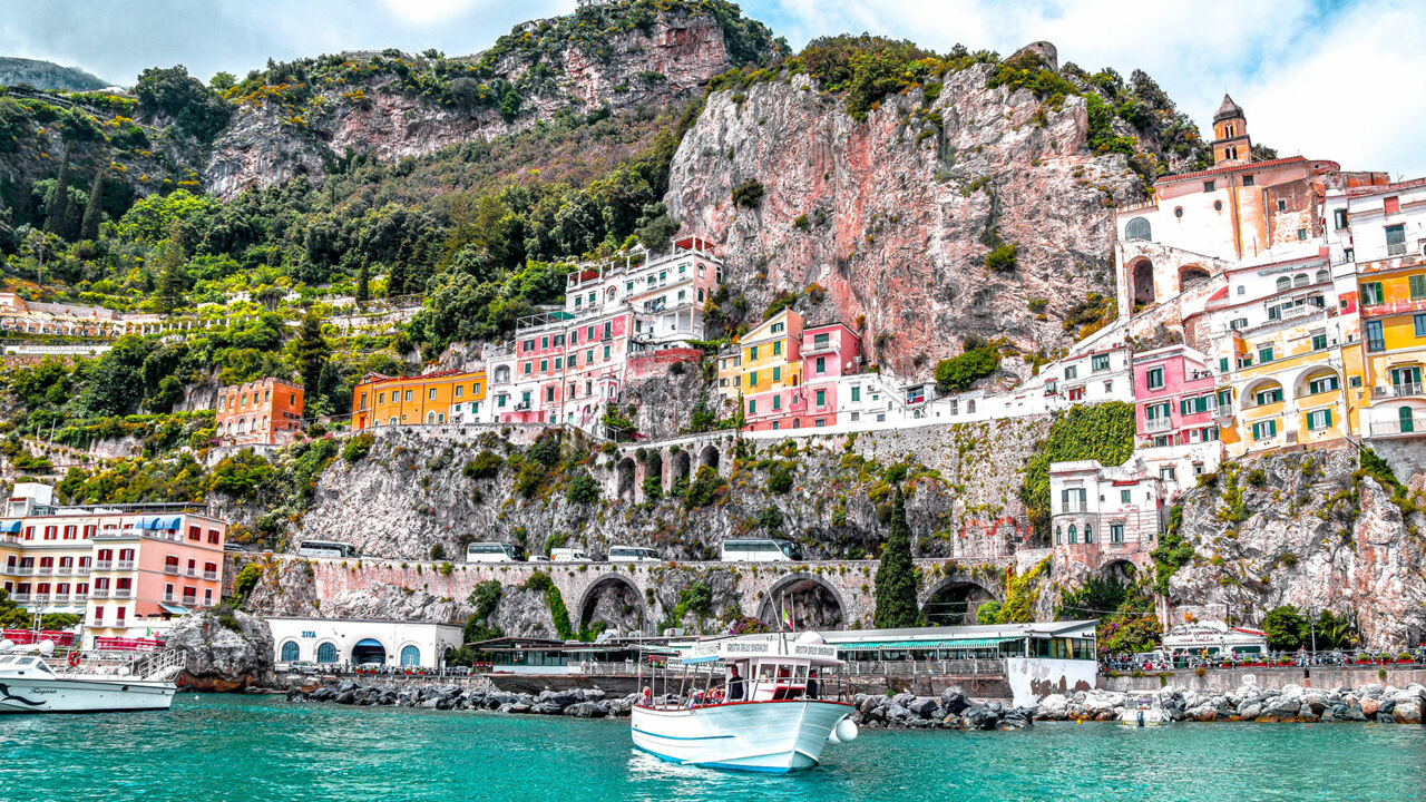 Bunte Häuser schmiegen sich an die Amalfiküste in Italien