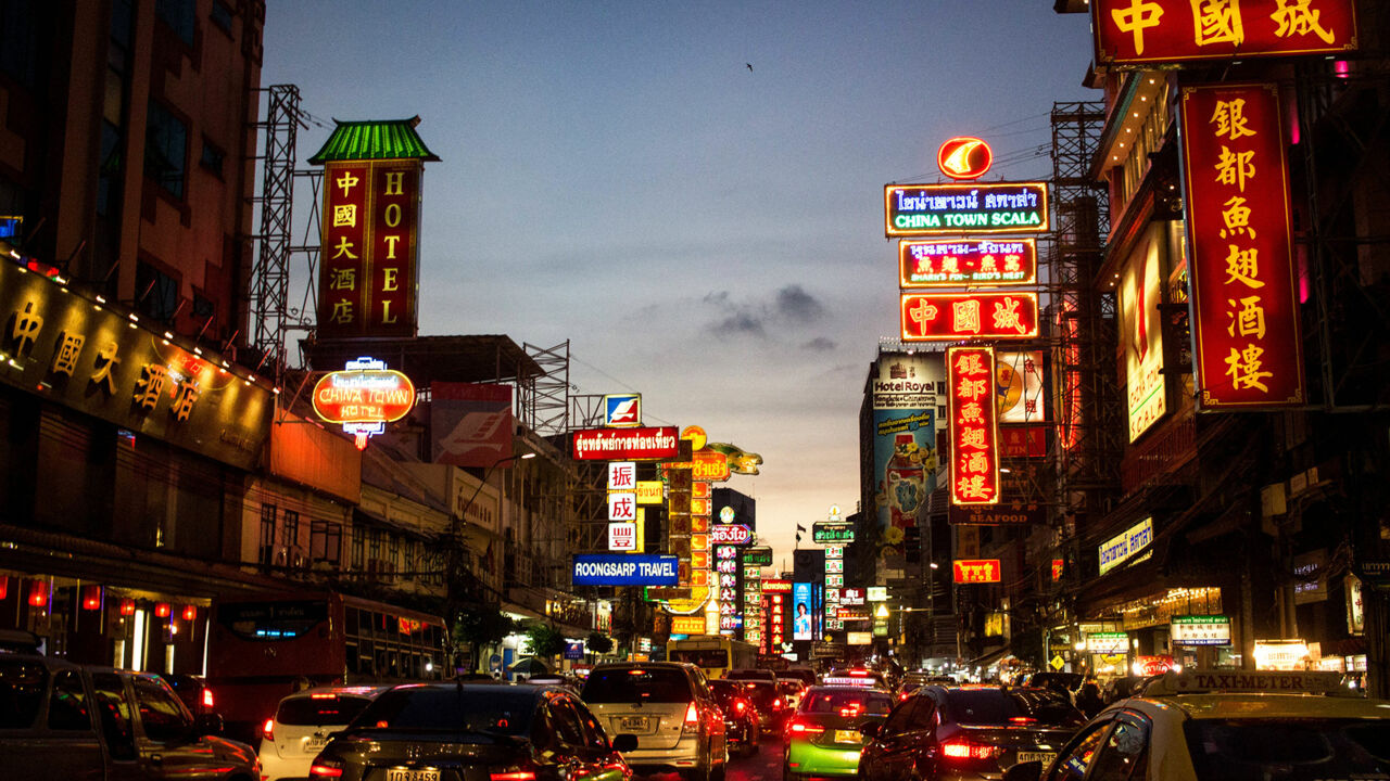 Neonreklamen in den Straßen von Chinatown in Bangkok