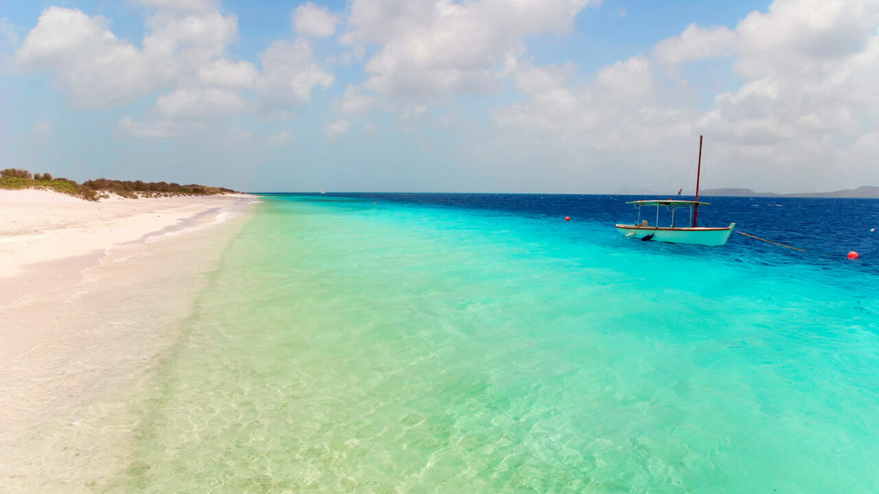 kleines Boot auf dem Karibischen Meer, Küste von Bonaire