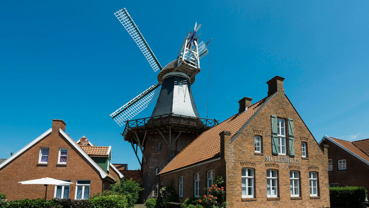 Eine historische Windmühle in der ostfriesischen Stadt Ditzum