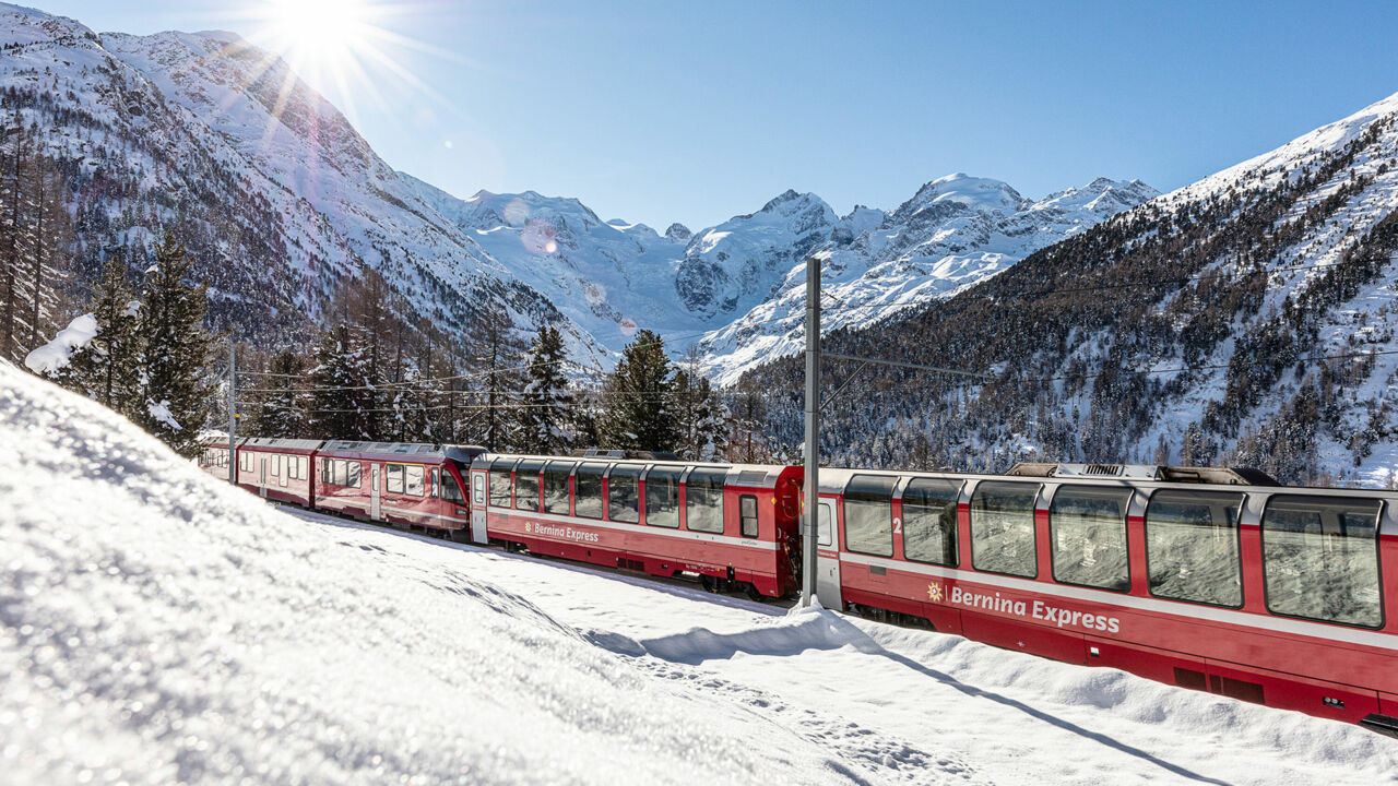 Bernina Express in der Montebello-Kurve im Winter