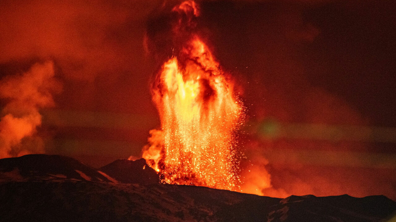 Der Ätna auf Sizilien spuckt brennende Lava