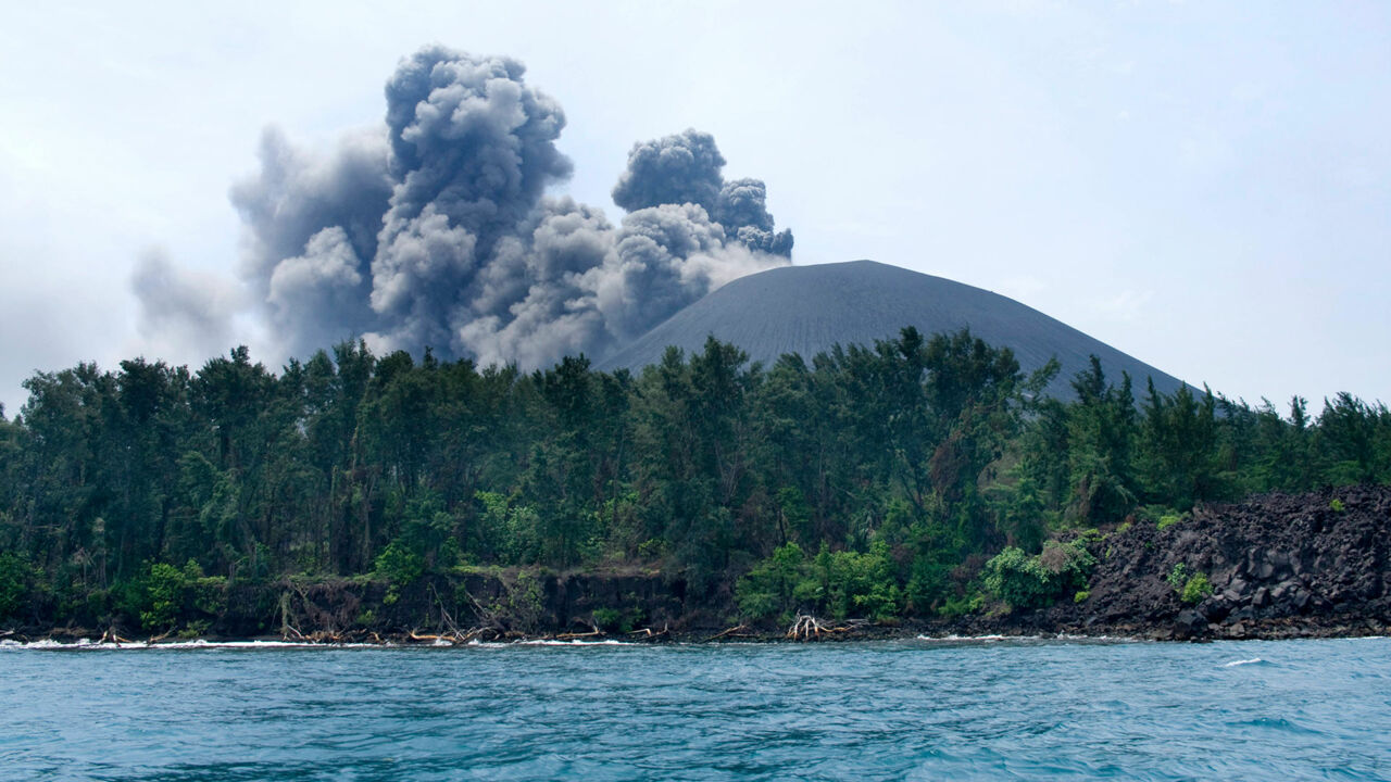 Eine Eruption am Krater der Krakatau in Indonesien