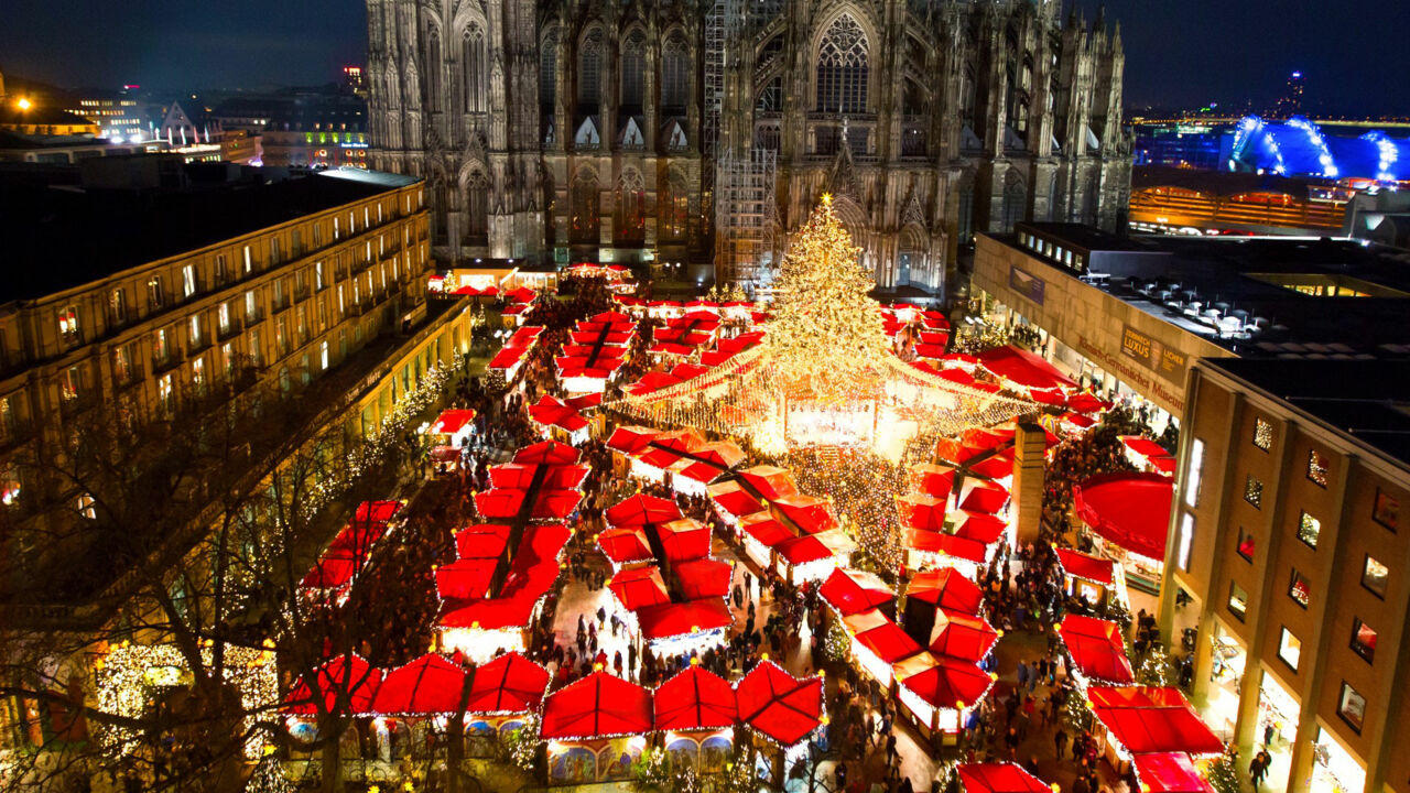 Glitzerndes Lichtermeer auf dem Weihnachtsmarkt am Kölner Dom