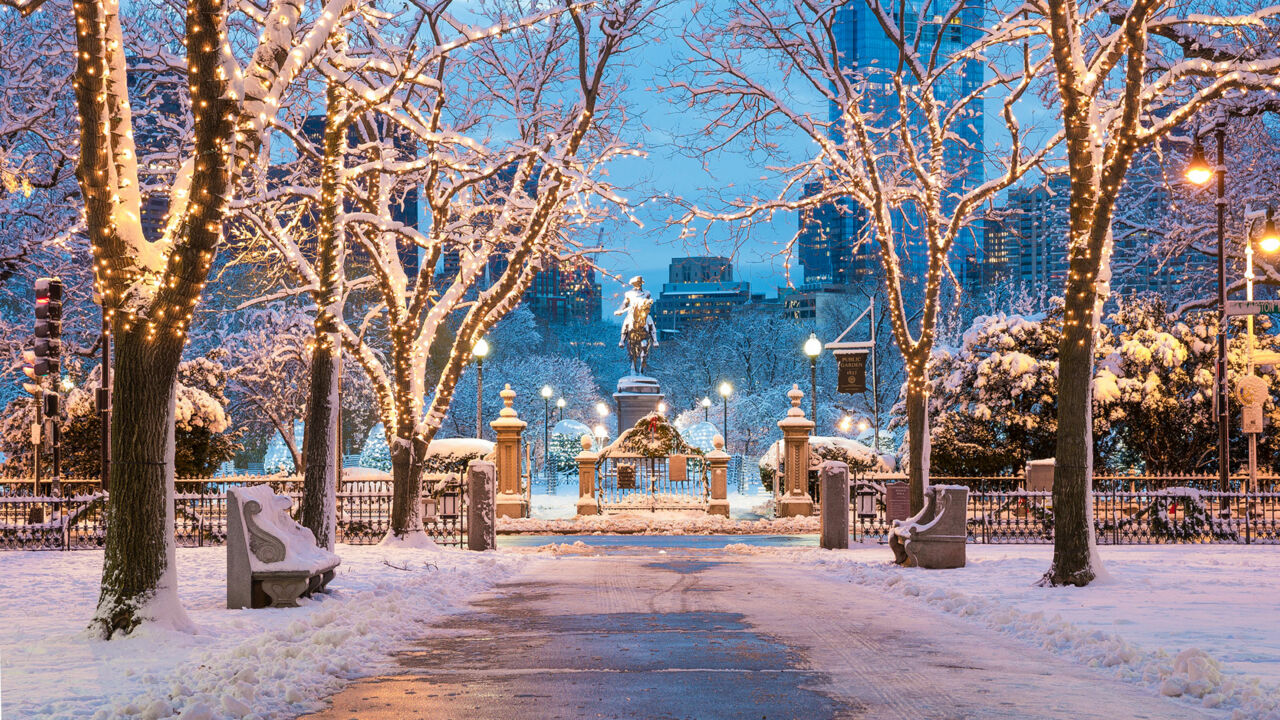 Boston zur Weihnachtszeit, beleuchtete Bäume und Schnee