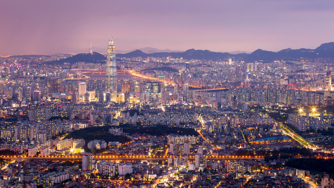 Die Millionen-Metropole Seoul bei Sonnenuntergang 