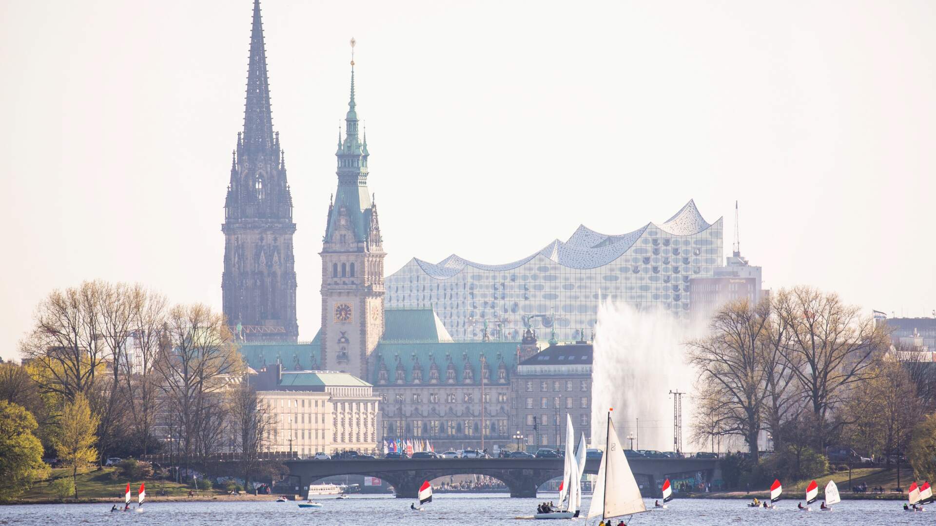 Blick auf die Sehenswürdigkeiten von Hamburg mit Segelbooten im Vordergrund