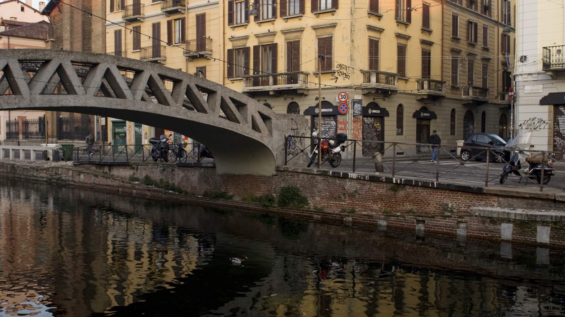 Seasons_10293202_HiRes_Navigli_Fluss_Kanal_Bruecke_Mailand_Italien