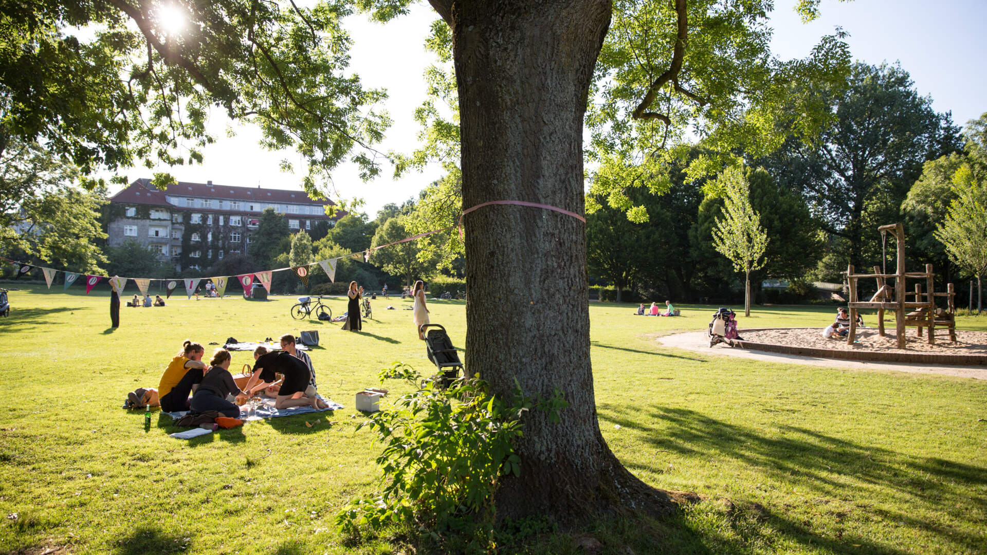 Park in Hamburg Eppendorf in der Sonne