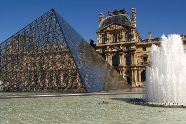 Seasons_10249721_HiRes_Paris_Pyramide_des_Louvre_Himmel_blau_Touristen