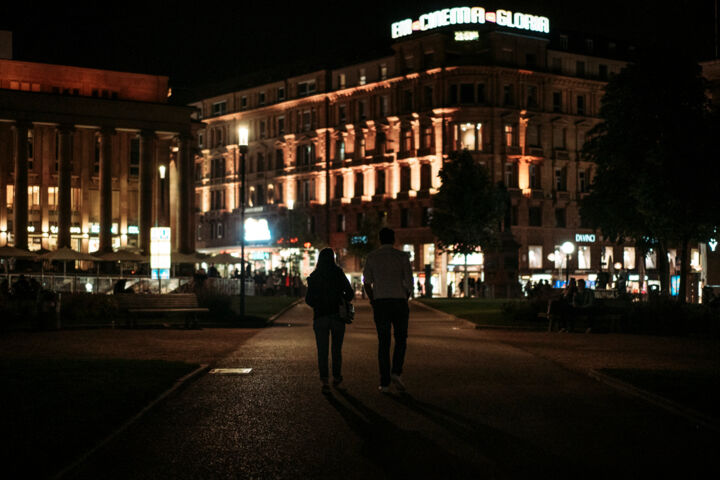 Gang durch Stuttgart bei Nacht
