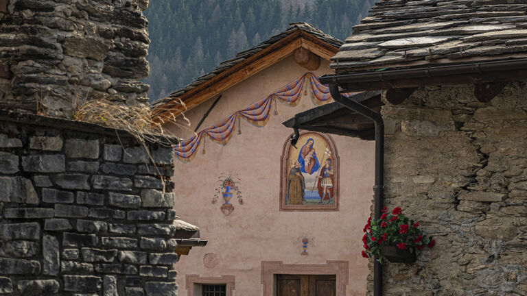 Kappellen und Schieferhäuser im Piemont