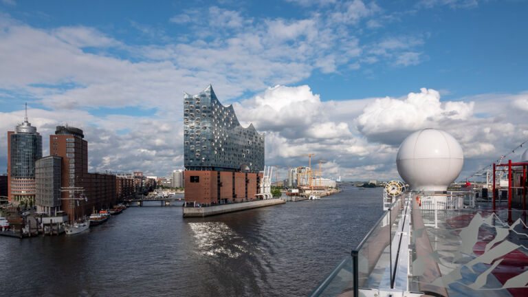 In Hamburg starten die Kreuzfahrtschiffe von Hurtigruten
