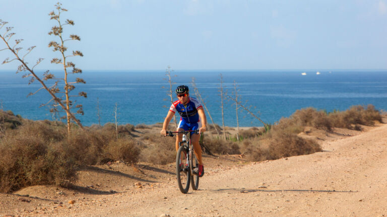 Radfahren entlang der Küste Andalusiens