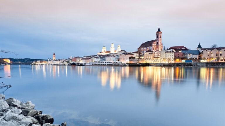 Blick über das Wasser auf die Passauer Altstadt
