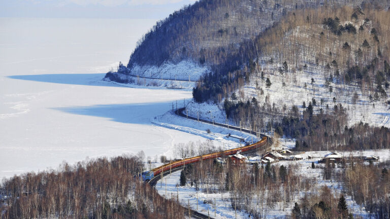 Zarengold Sonderzug am winterlichen Baikalsee