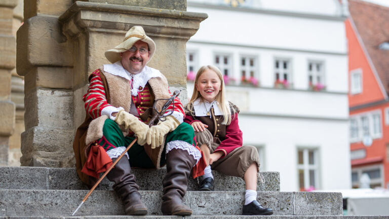 Der 10-jährige Matthias und Uwe in mittelalterlichen Kostümen