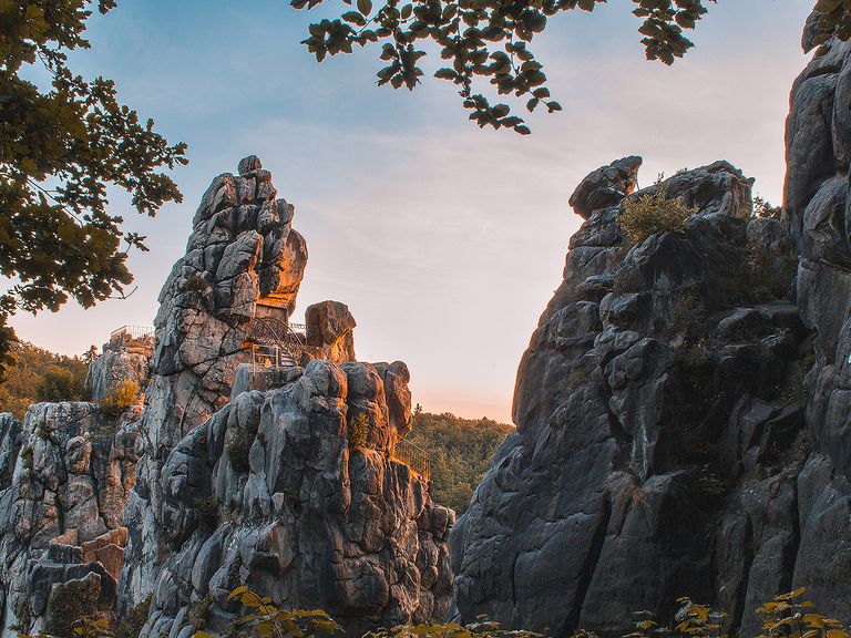 Ikonische Landmarke: die Externsteine im Teutoburger Wald Externsteine, Ostwestfalen Lippe