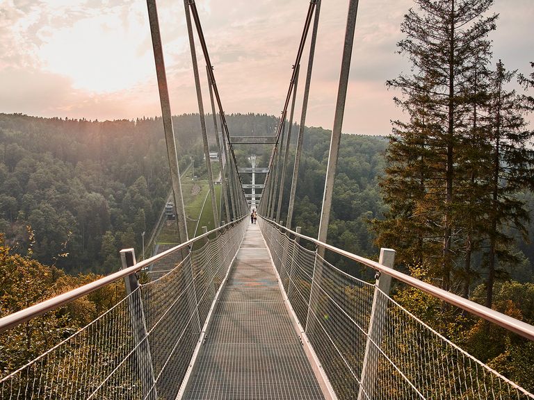 Wer traut sich? Der Skywalk Willingen lädt auf einen besonderen Höhenflug ein. Skywalk Willingen, Sauerland