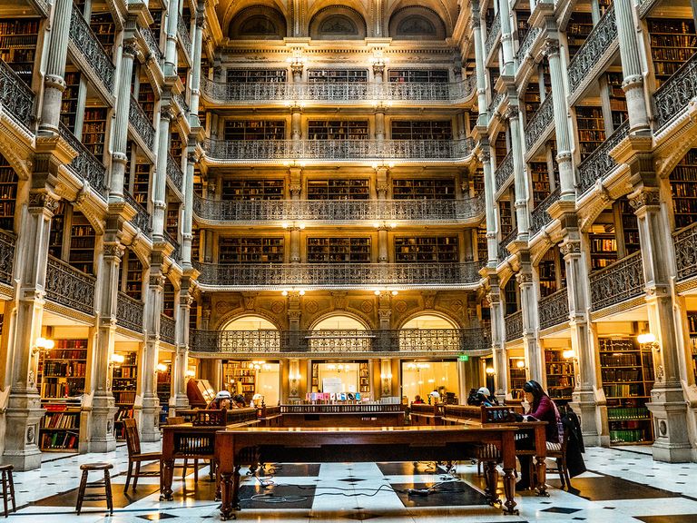 Der Lesesaal der George Peabody Library in Baltimore ist ein wahres Prachtstück. Lesesaal in der George Peabody Library von innen