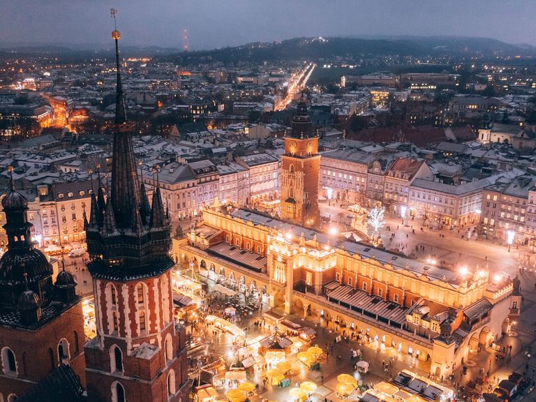 Weihnachtsmarkt auf dem Hauptmarkt in Krakau, Polen